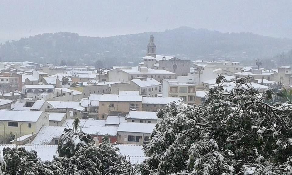 Im Laufe des Dienstagvormittags (17.1.) bedeckten die Flocken zunächst die höher gelegenen Bergpässe auf Mallorca, später auch die tiefer liegenden Gebiete der Insel. Gegen Mittag waren die ersten Strände im Inselnorden weiß bedeckt.