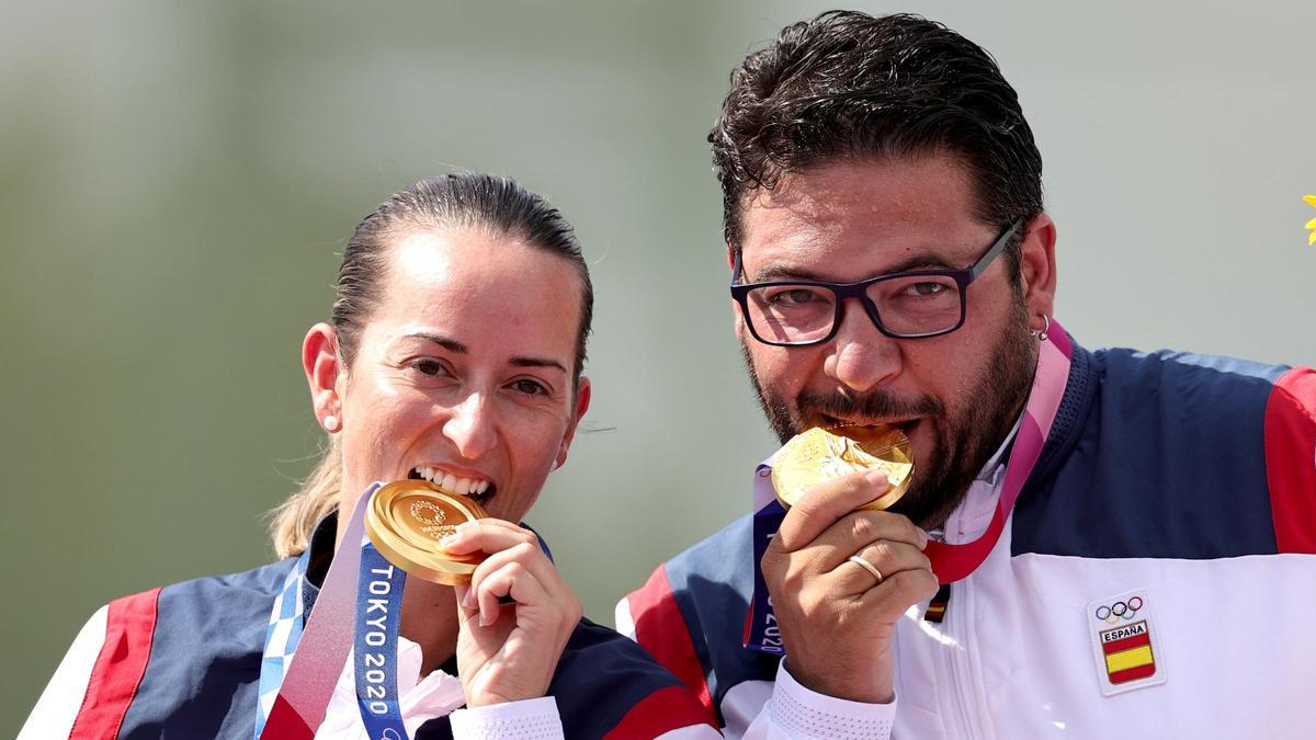 Fátima Gálvez celebra, junto a Alberto Fernández, el oro olímpico ganado en París.