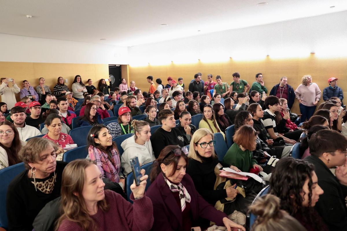 El auditorio del edificio Puerta Ferrisa del Ayuntamiento de Alicante, repleto, antes de la charla de Álex Roca.