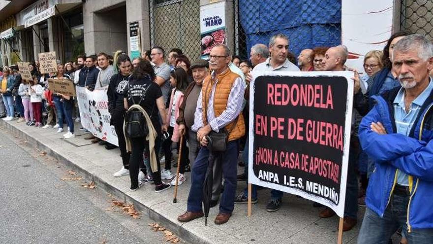 Los vecinos protestan ante el local de la casa de apuestas. // FdV