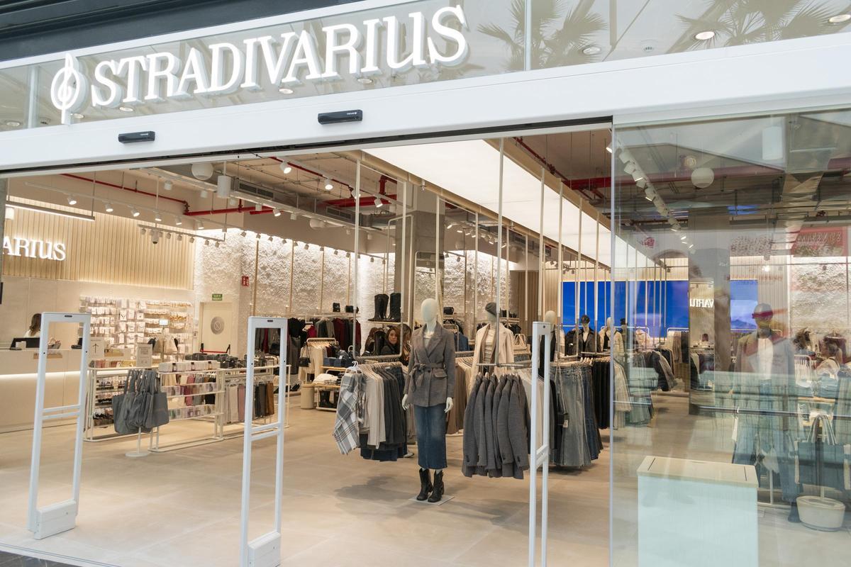 Renovada tienda de Stradivarius en el centro comercial Arena.