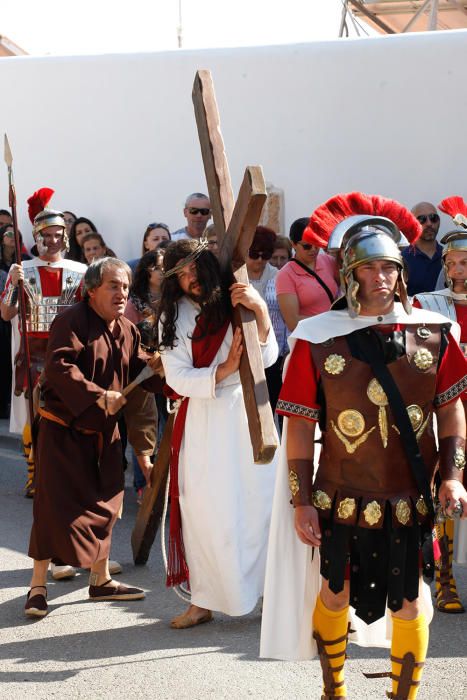 Centenares de personas asisten en el Puig de Missa a la recreación de la muerte de Jesucristo.