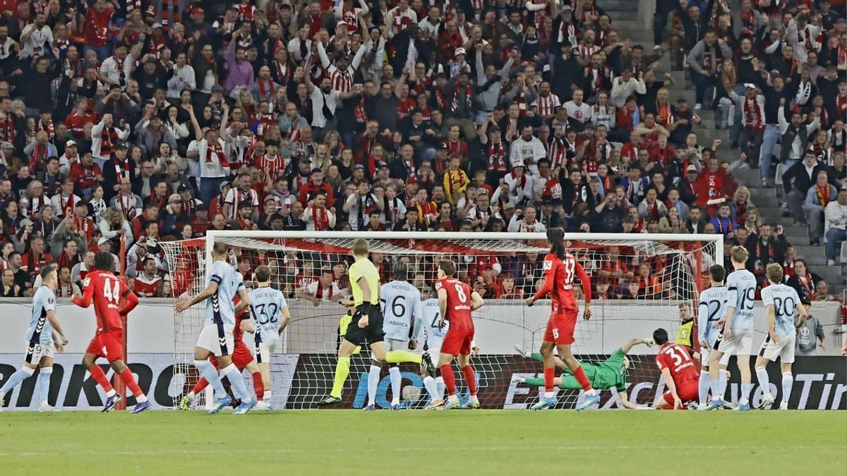 Las imágenes del duelo en el Europa-Park Stadion.