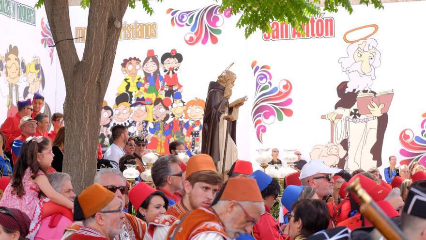 En volandas con San Antón, patrón de las fiestas de Moros y Cristianosde Elda