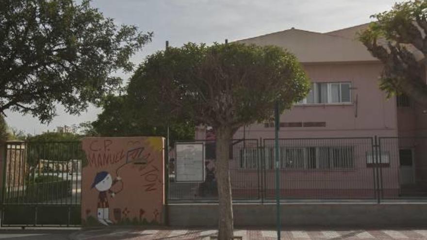 Fachada del colegio público Manuel Antón, en Mutxamel, donde trabajan algunas de las afectadas.