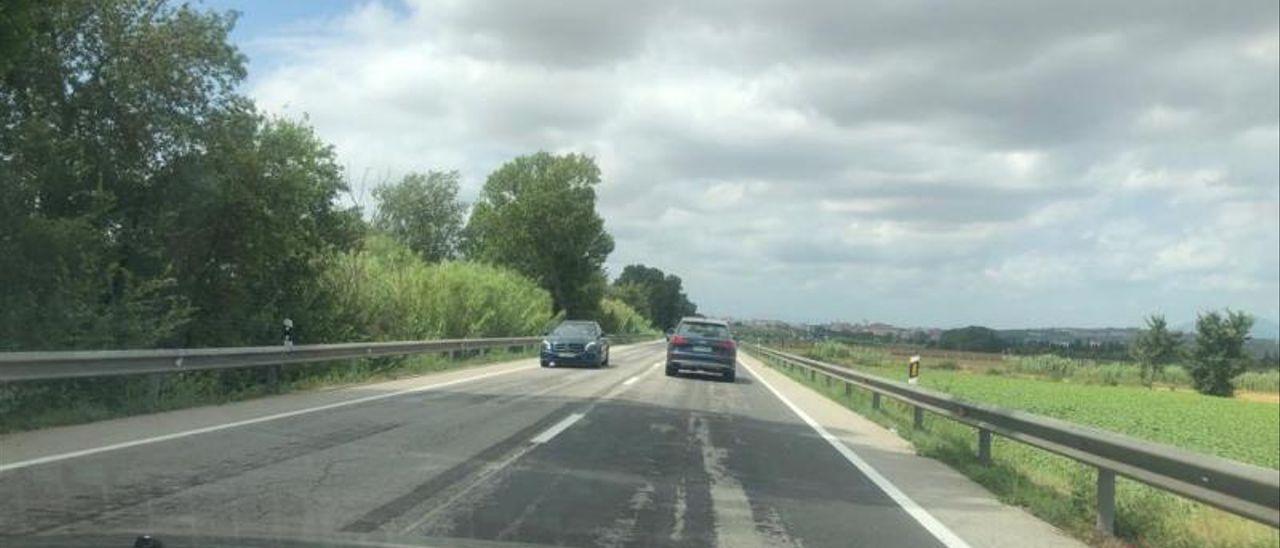 L’asfalt de la carretera presenta un estat de degradació important