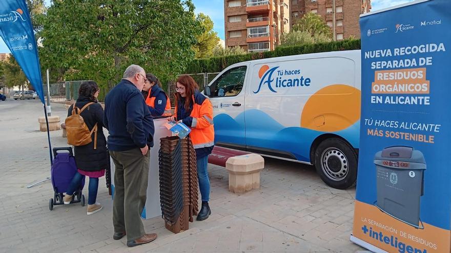 El reparto de contenedores marrones va acompañado de la presencia de un stand informativo en los barrios con el apoyo de educadores ambientales.