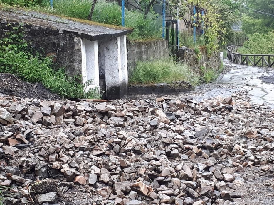 Un argayo corta la carretera regional en Fondos de Vega (Degaña)