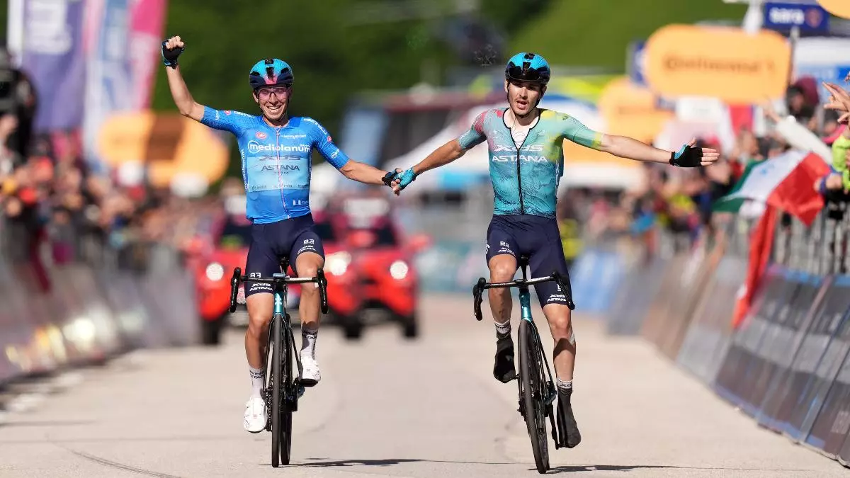 El Giro se convierte en un infierno para Juan Ayuso