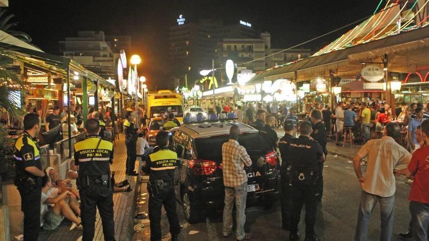 Agentes de la Policía Local y la Policía Nacional en la calle del Jamón de la Playa de Palma.