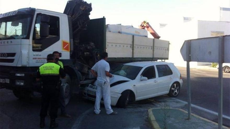 Un joven resulta herido leve en un accidente en la salida hacia Granada