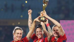 Alexia, Jenni y Paredes levantando la Copa del Mundo.