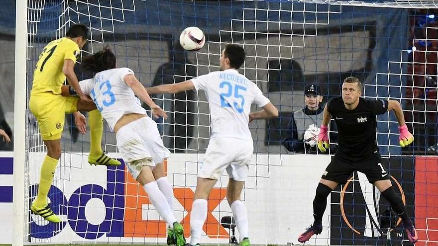 Bruno Soriano remata de cabeza en la jugada del gol del Villarreal.