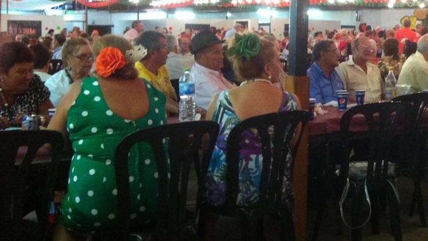 Ambiente de la caseta de mayores de la Feria de Málaga.