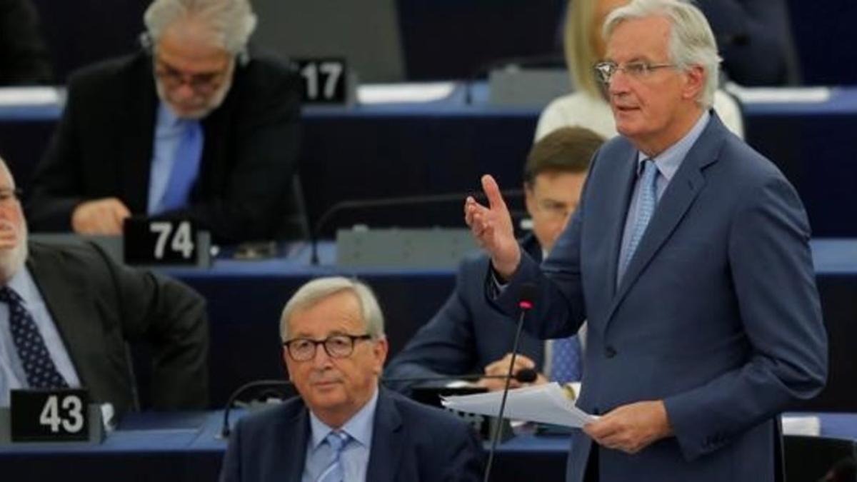 El presidente de la Comisión Europea, Jean-Claude Juncker, sentado, en su última sesión en el Parlamento Europeo.