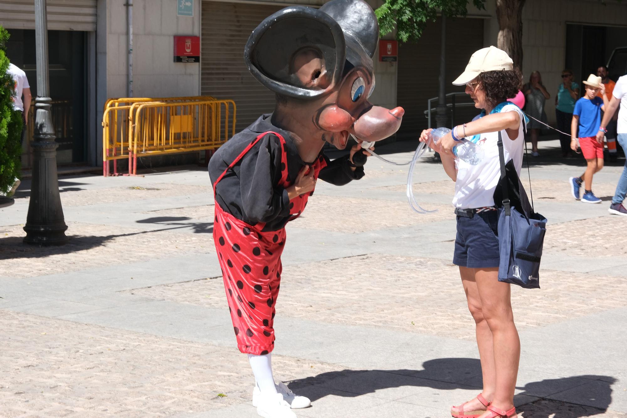 Segundo día de "Correr la traca" y suelta de globos de las Fiestas Mayores de Elda