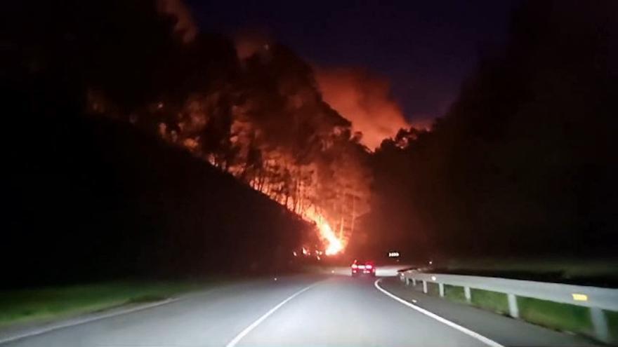 Un incendio con tres focos simultáneos quema 50 hectáreas en Crecente