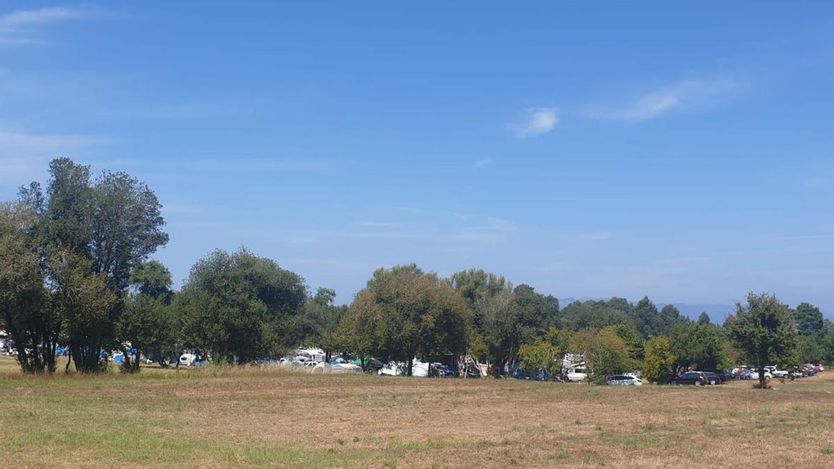 El alcalde, José Cacabelos, aporta  esta imagen de una de las zonas que
 ya funcionan como campamento turístico y pueden ser ampliadas.   | //  FDV