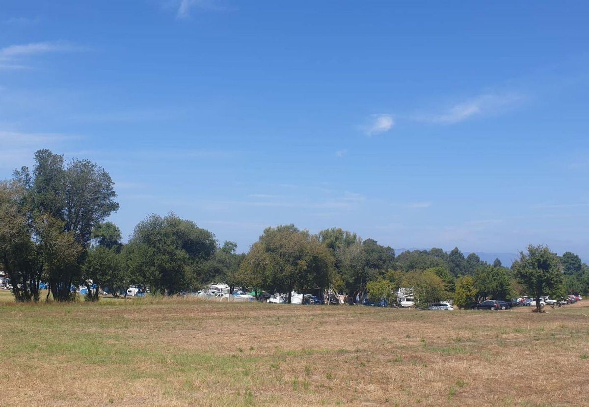 El alcalde, José Cacabelos, aporta esta imagen de una de las zonas que ya funcionan como campamento turístico y pueden ser ampliadas. | // FDV