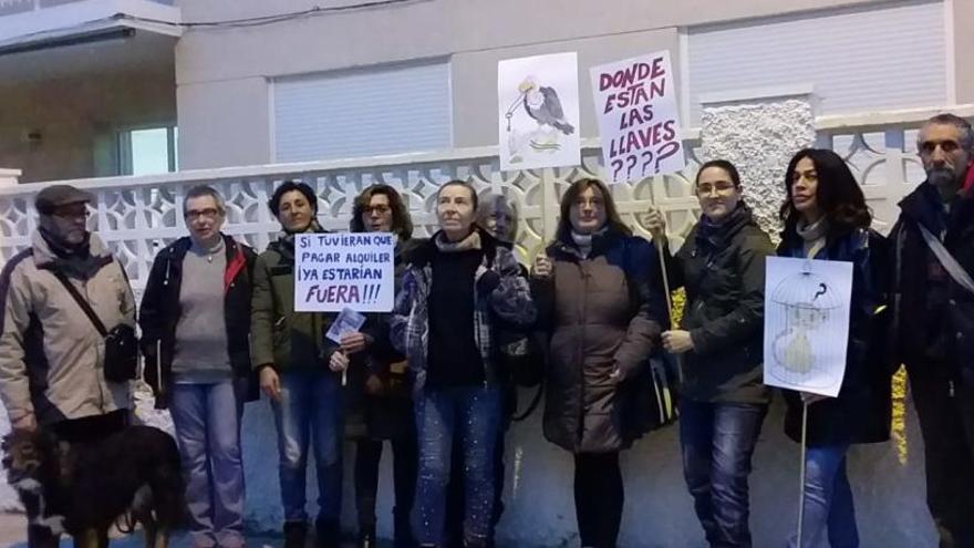 Colectivos animalistas protestan en Santa Pola contra el abandono de tres gatos en una casa desahuciada