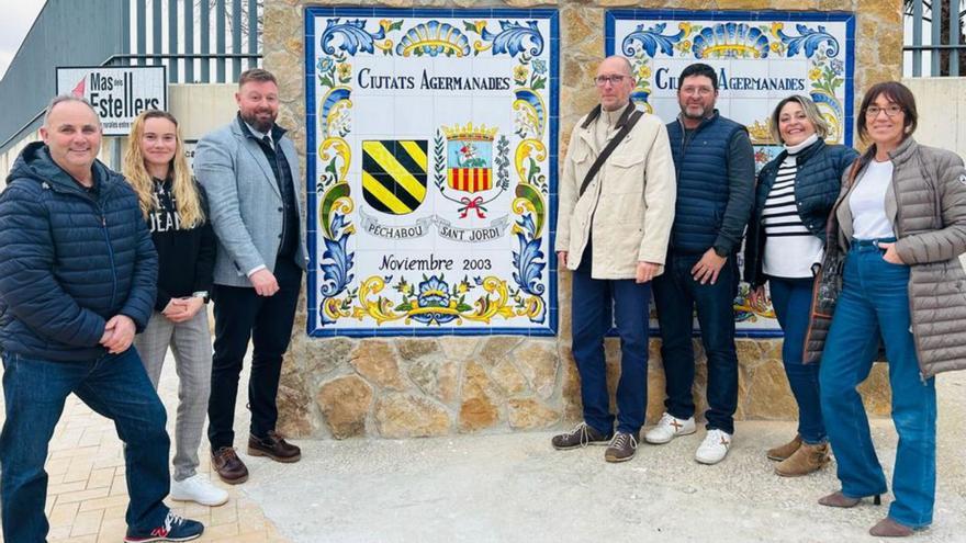 El alcalde de Sant Jordi presidió la inauguración del mosaico cerámico. | MEDITERRÁNEO