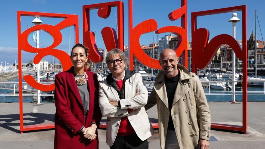 Por la izquierda, Élida Suárez, Ángel Lorenzo (presidente) y Alec López, delante de las Letronas.