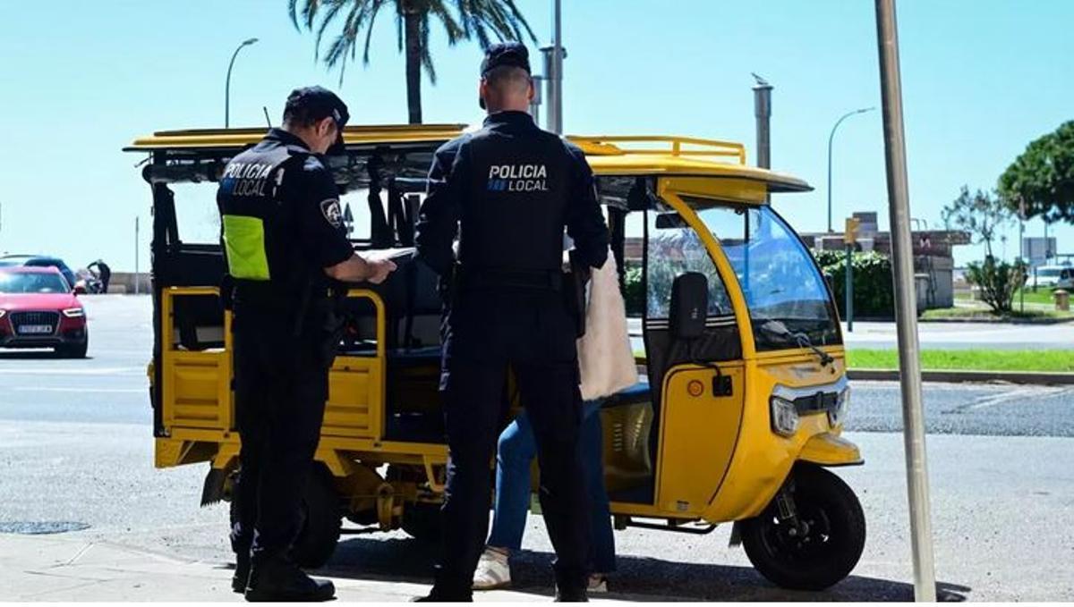 Zwei Beamte der Ortspolizei von Palma kontrollieren im Frühjahr 2025 ein mutmaßlich illegales Transportunternehmen