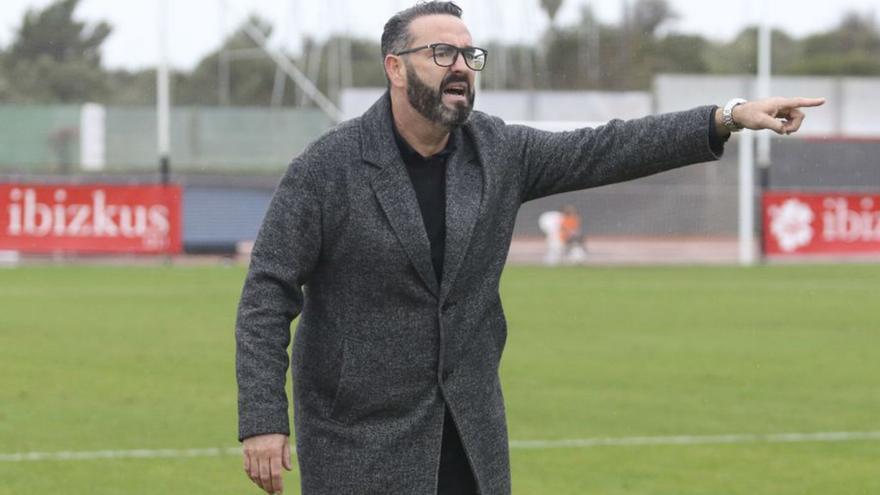 Sergio Tortosa, ayer dirigiendo al CD Ibiza ante el Olot. | JUAN A. RIERA