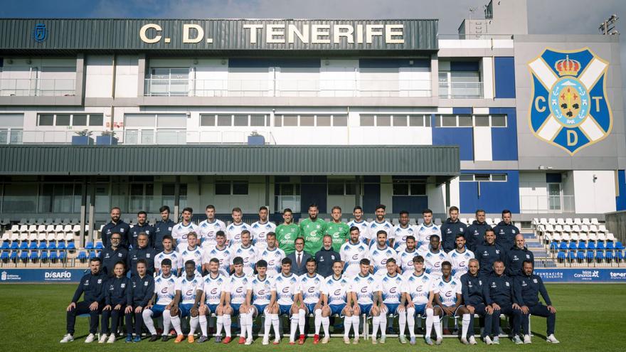 Foto oficial del CD Tenerife 2024/25, publicada ayer por el club en sus redes sociales.