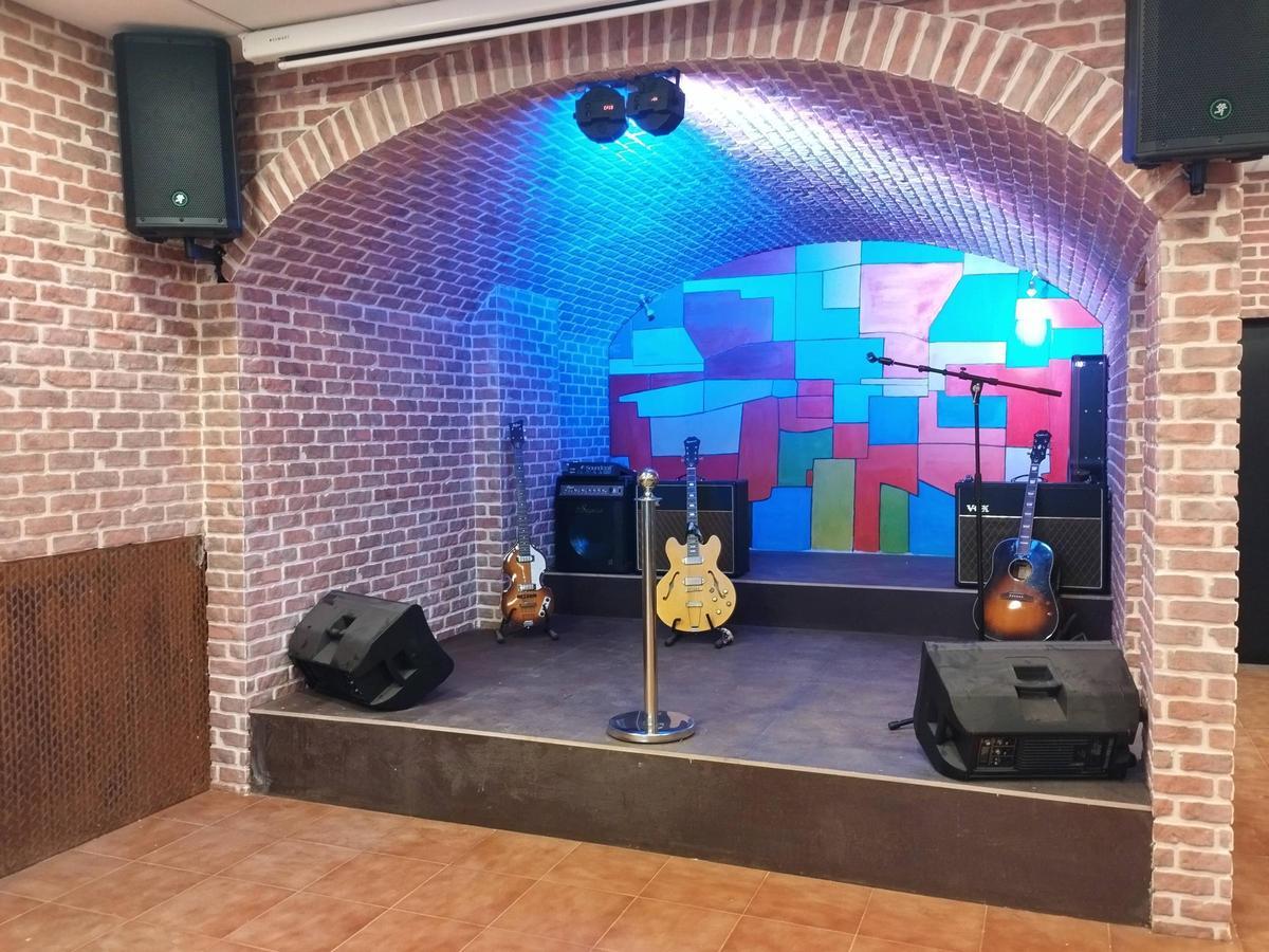 El escenario, una réplica exacta del que tiene &quot;The Cavern Club&quot; de Liverpool.