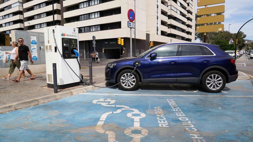 Recarga de un vehículo eléctrico en una estación ubicada en la capital. | ÁLEX ZEA