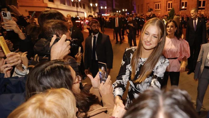 Leonor de Borbón, saludando al público, en Oviedo; detrás, su madre, la Reina Letizia. |  | MIKI LÓPEZ