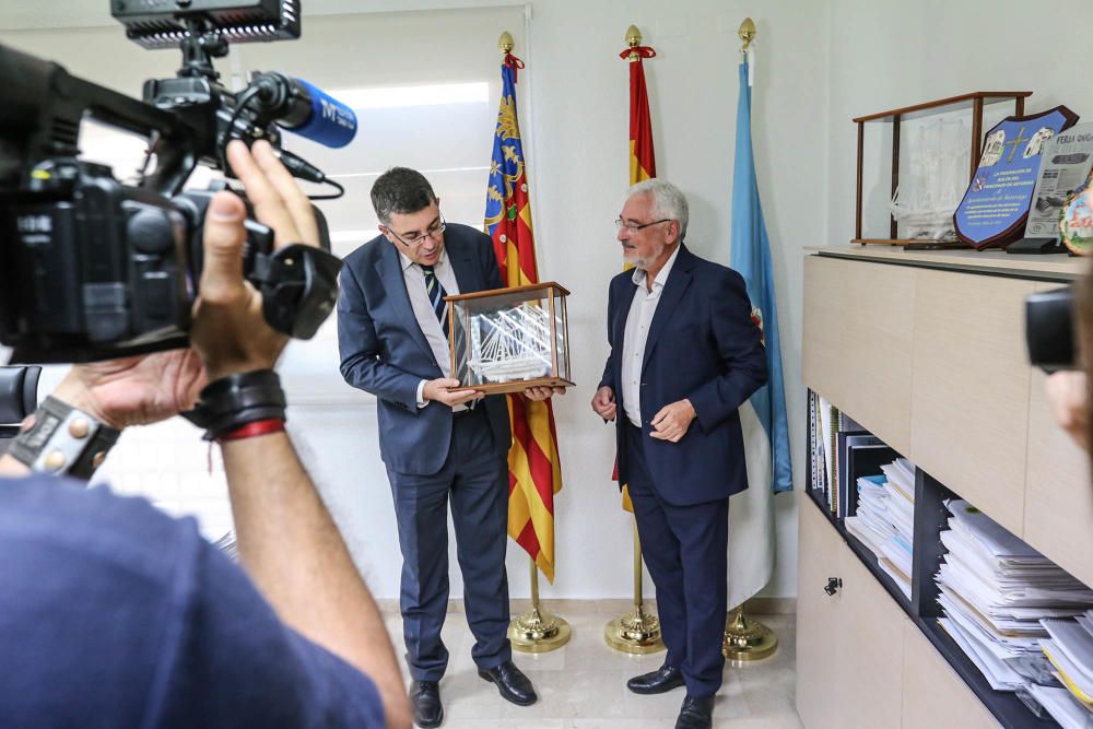 Visita del presidente de las Cortes Valencianas, Enric Morera, al Ayuntamiento de Torrevieja