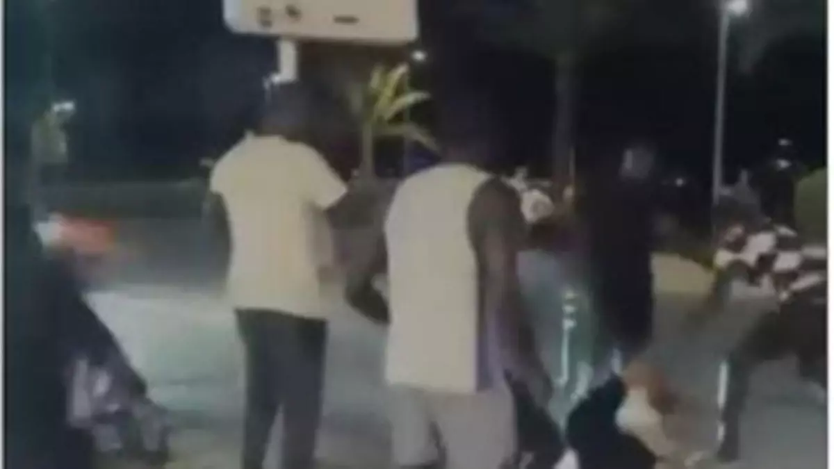 Vídeo | A botellazos de 'gas de la risa' en Sant Antoni
