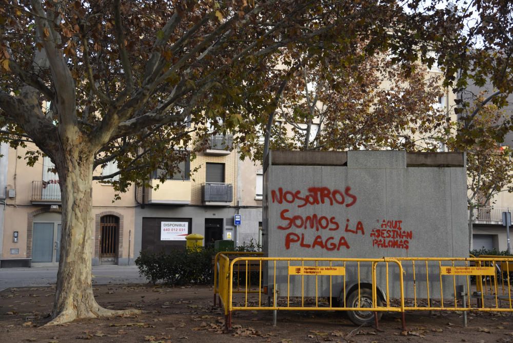 El remolc de la plaça Mallorca, amb pintades de protesta