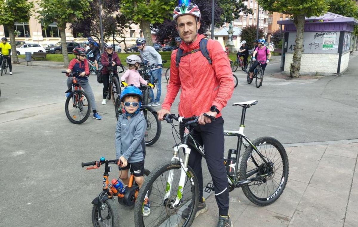 Rubén Castiello y su hijo Mateo, de 5 años, en el parque de Sama. | M. Á. G.