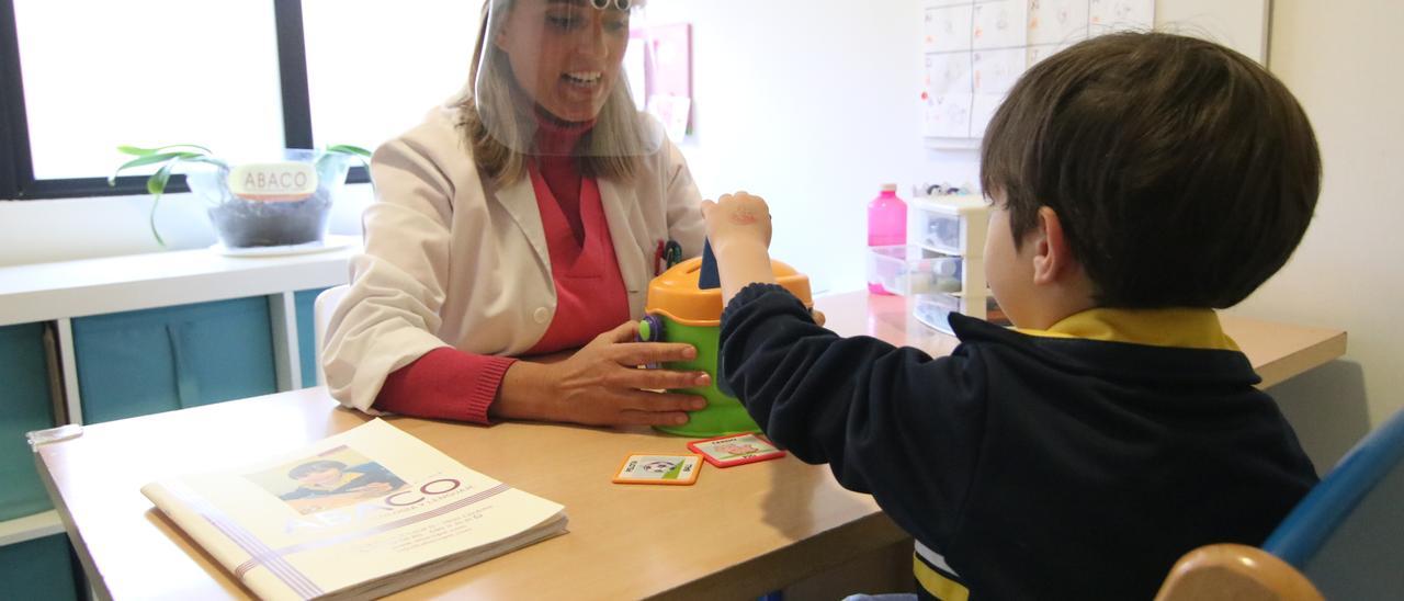 La profesora y logopeda Marta León, con un alumno en una clase del centro de psicología y lenguaje Ábaco.