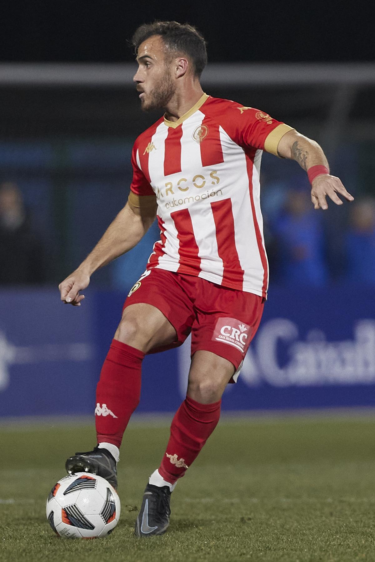 Maxi Ribero, durante un partido del Hércules esta temporada a domicilio con la equipación del Centenario.
