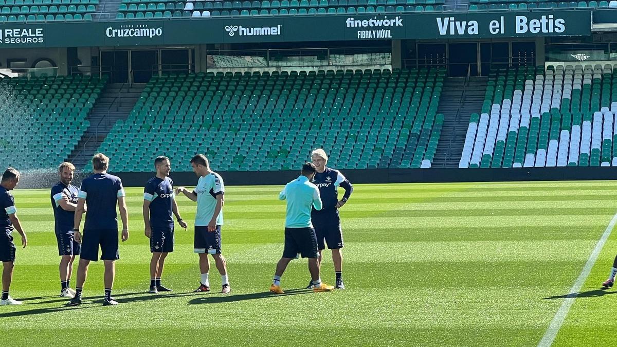 Manuel Pellegrini habla con Nabil Fekir antes de comenzar el entrenamiento del Real Betis en el Benito Villamarín tres días antes de jugar frente a la UD Almería