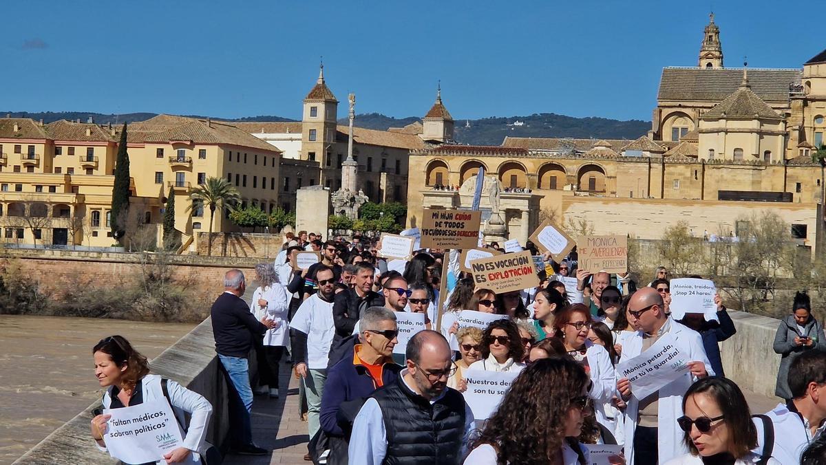 El Puente Romano se convierte en símbolo de la huelga médica en Córdoba.