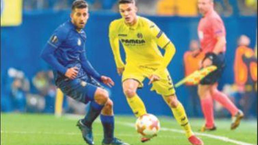 Adrián Marín disputando un partido con el Villarreal.