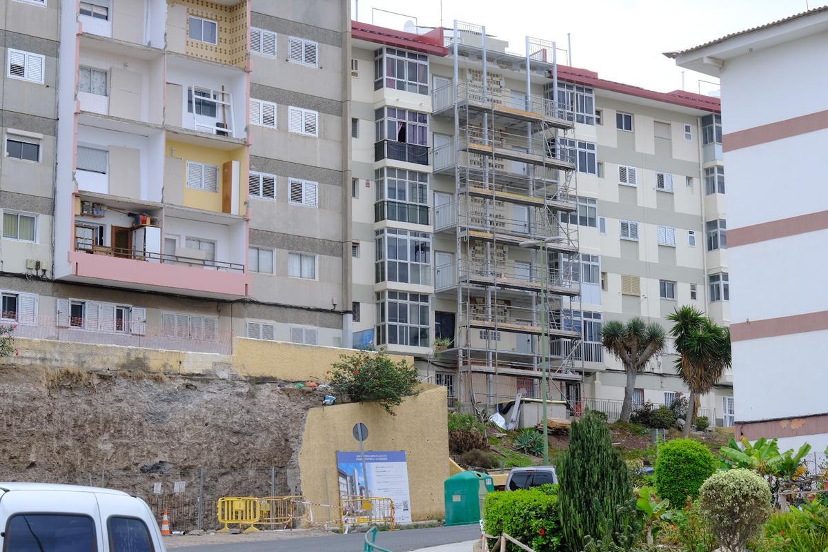 Estructura de andamios en la calle Federico Chueca para continuar con las obras de rehabilitación.