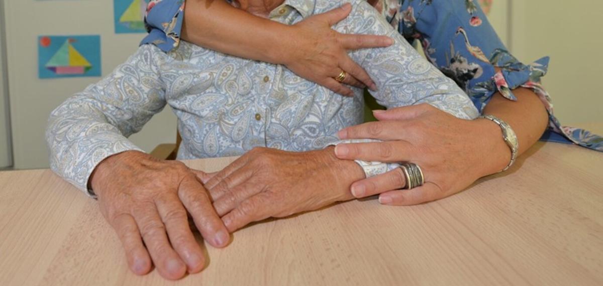 Una hija con su madre dependiente, a la que cuida en casa.