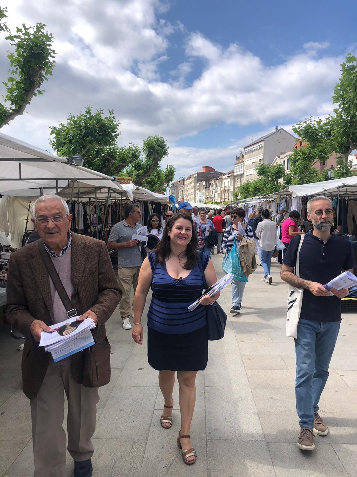 La candidata del BNG de Cangas, Araceli Gestido, ayer repartiendo material electoral en el mercadillo de Cangas junto al exalcalde Euloxio López y el número dos de la candidatura, Antón Iglesias.