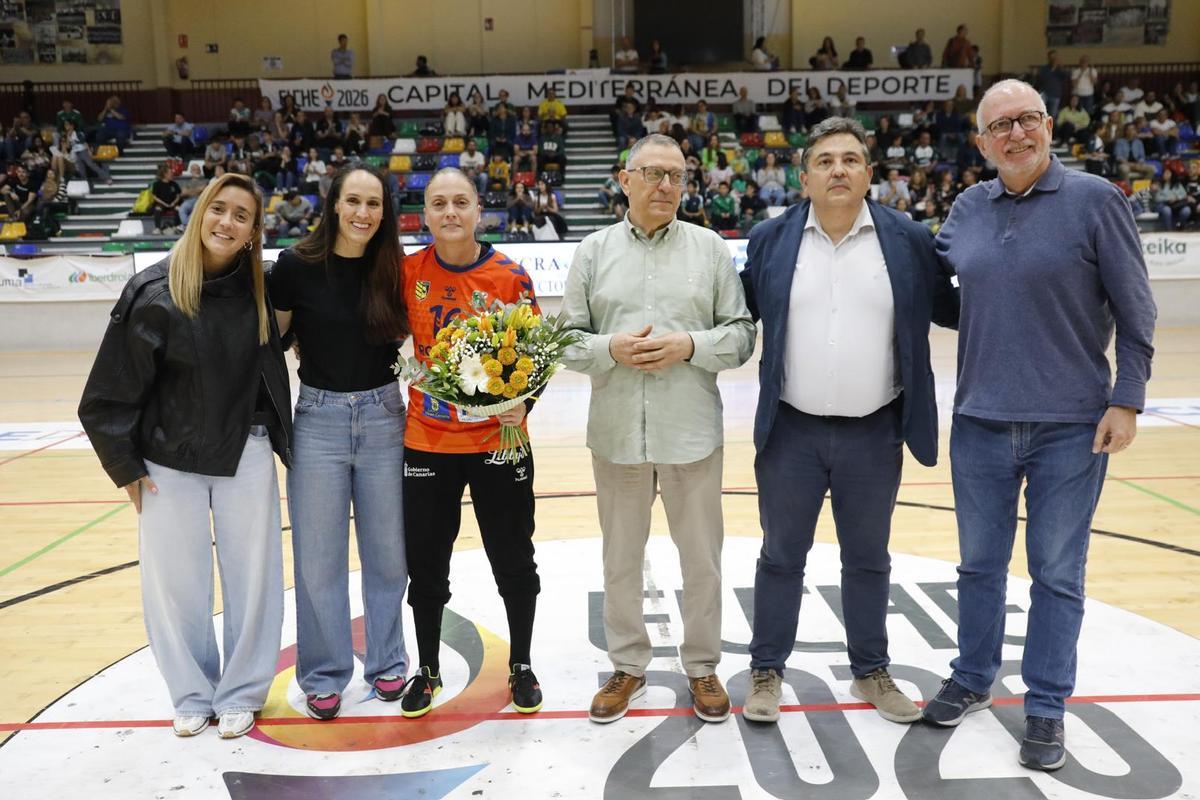 La Fundación Trinidad Alfonso y el BM Elche, homenajearon a la jugadora