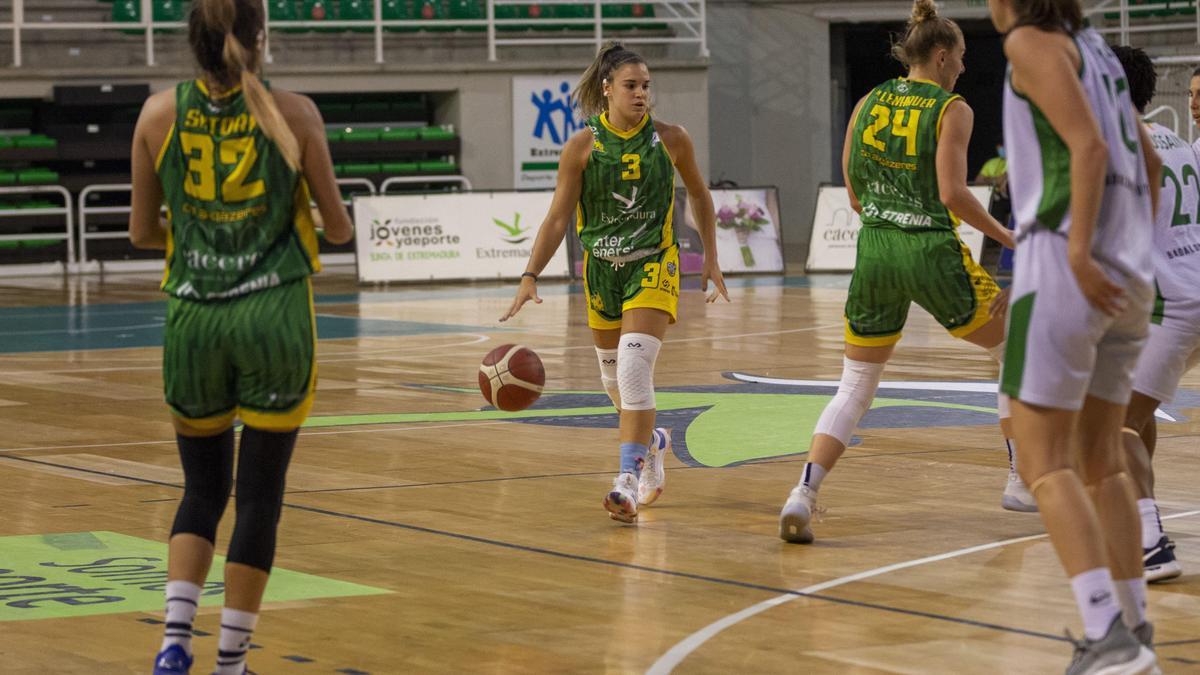 Patri Vicente conduce el balón durante el partido.