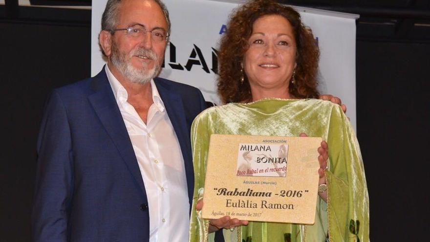 La actriz recoge el premio de manos de Miguel Ángel Blaya.