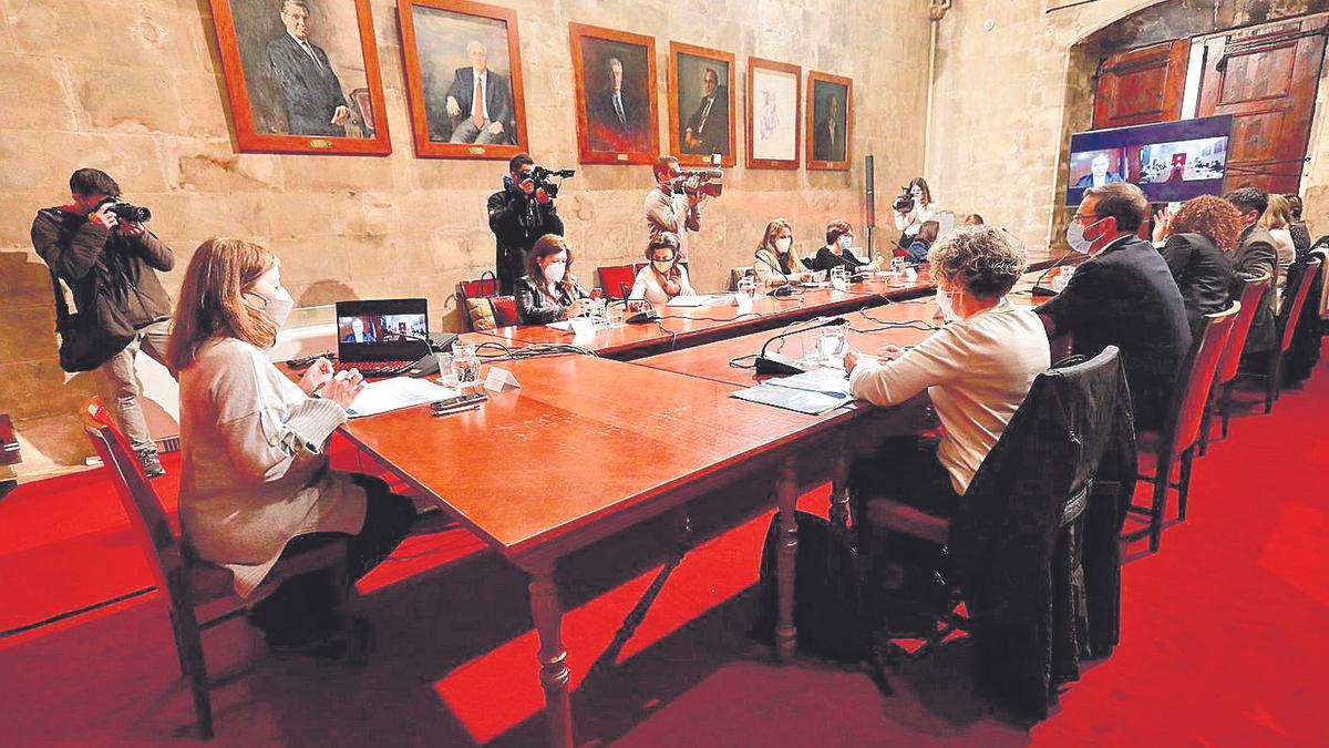 Una imagen de la reunión institucional mantenida ayer en el Consolat de Mar.