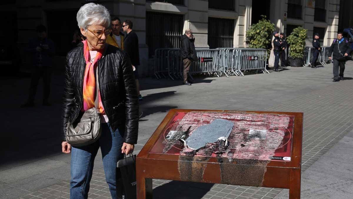 La placa que recordaba las torturas franquistas en la comisaría de Via Laietana aparece destrozada.