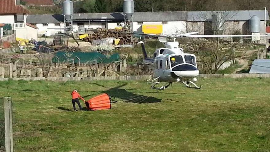 Trabajo de un helicóptero para extinguir un incendio en Ponteareas. // D.P.